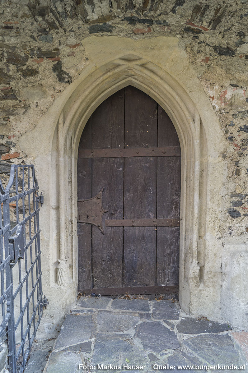 Auch an der Nordseite gibt es einen Zugang durch dieses spitzbogige, gotische, gestäbte Portal.