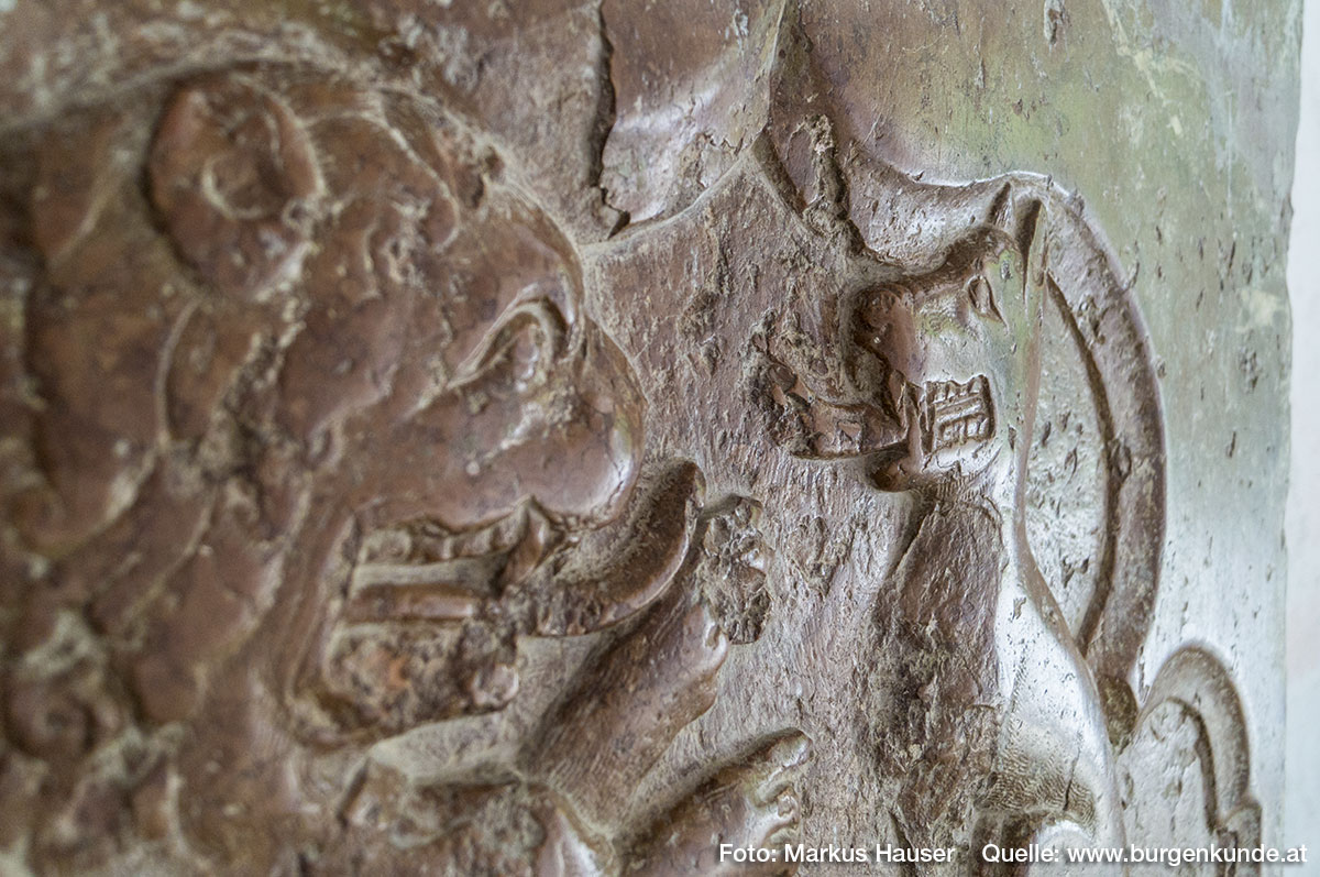 Im Kircheninneren gibt es diesen monumentaler Wappengrabstein von Leuthold Wolfenreuter (1424) zu sehen. Das Wappen zeigt ua. einen Löwen und eine Hund, jeweils auf einem Helm mit Wappentafel sitzend, die sich mit offenem Maul und herausragender Zunge gegenüber stehen.