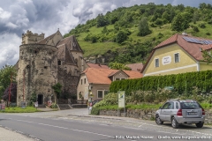 Ein Parkplatz an der Bundesstraße steht den Besuchern der Wehrkirche St. Michael zur Verfügung.