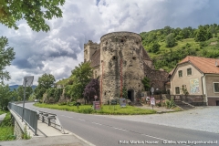 Bevor 1958 die neue Bundesstraße zwischen Wehrkirche und Donau errichtet wurde, fiel das Gelände hier steil zur Donau ab. Die ursprüngliche Straße führte Jahrhundertelang nördlich der Wehrkirche vorbei.