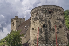 Der Turm vorm Kirchhof wurde rundum mit Schlüsselscharten, Erkern und diversen Öffnungen zur Beobachtung und Verteidigung des Geländes versehen.