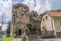 Der heutige, ebenerdige Zugang wurde in späterer Zeit ausgebrochen, als der Turm seine Funktion als Verteidigungseinrichtung längst verloren hatte.