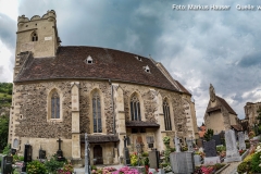 Die Wehrkirche St. Michael mit dem Friedhof, dem Karner (1395) und dem Rundturm.