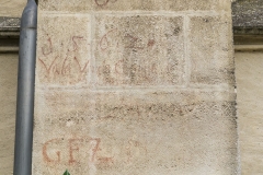 Die Besucher vergangener Zeiten haben sich an der Außenmauer "verewigt". So ist zB. JM 1795, GFZ oder die Jahreszahl 1562 zu erkennen.