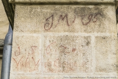 Die Besucher vergangener Zeiten haben sich an der Außenmauer "verewigt". So ist zB. JM 1795, oder die Jahreszahl 1562 und darunter "Vala Vaxis C....." zu erkennen.