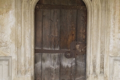 An der Südseite der Kirche befindet sich dieser Zugang durch ein mehrfach gestäbtes Portal mit Schulterbogenschluß.