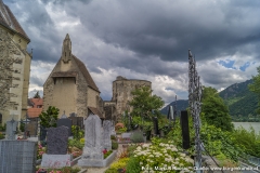 Blick über den Friedhof zur Kapelle und dem Rundturm,