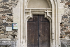 Der Turm an der Westseite besitzt ebenfalls einen Zugang durch dieses mehrfach gestäbte, gotische Eingangsportal mit Schulterbogenschluß.