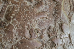 Im Kircheninneren gibt es diesen monumentaler Wappengrabstein von Leuthold Wolfenreuter (1424) zu sehen. Das Wappen zeigt ua. einen Löwen und eine Hund, jeweils auf einem Helm mit Wappentafel sitzend, die sich mit offenem Maul und herausragender Zunge gegenüber stehen.