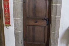Gotisches Portal mit Schulterbogenschluß und abgefasten Steingewänden.