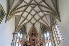 Das Kircheninnere von Arbing dominiert gotische Architektur. Hier der Hochaltar mit darüber liegendem Netzrippengewölbe.