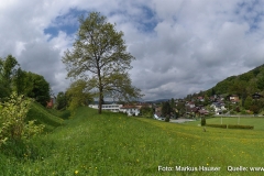Links am Bild das Plateau des Kirchbergs, auf dem der karolingische Königshof Atarhova vermutet wird.