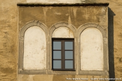 Das Fenster des Flacherkers an der Nordseite dürfte mit hoher Wahrscheinlichkeit einst anders, durchaus schöner, ausgesehen haben. Das eckige Fenster in der Mitte wurde nachträglich eingesetzt.