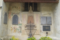 Dieser Bereich an der Südseite der Kirche war einst mit farbenfrohen detailierten Malereien versehen.