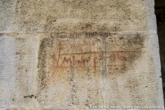 An der Kirchenaussenseite sind mehrere Inschriften von Besuchern aus den letzten Jahrhunderten zu finden.